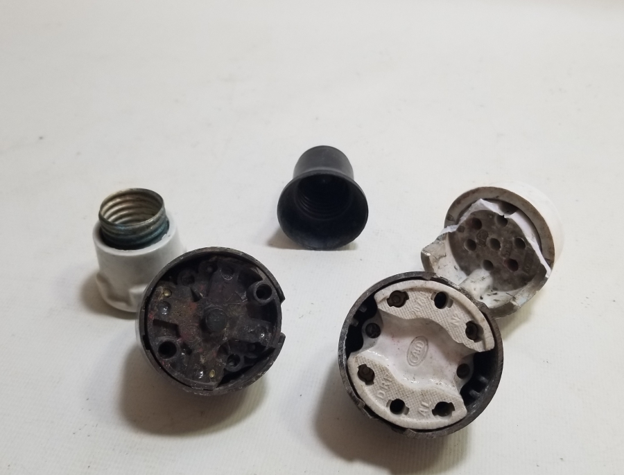 ANTİKA LAMBA ANAHTARI VE PORSELEN DUY LOTU