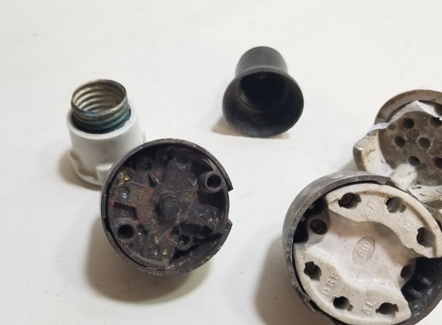 ANTİKA LAMBA ANAHTARI VE PORSELEN DUY LOTU