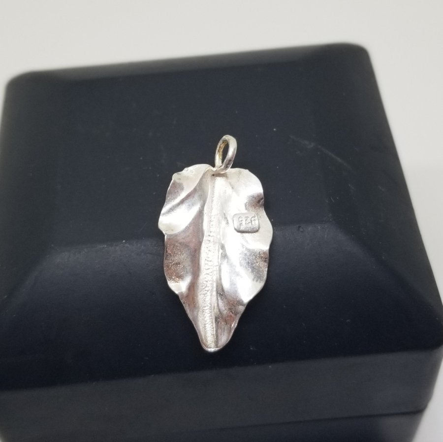 YAPRAK FORMUNDA YAPILMIŞ GÜMÜŞ KOLYE UCU