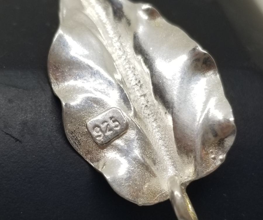 YAPRAK FORMUNDA YAPILMIŞ GÜMÜŞ KOLYE UCU