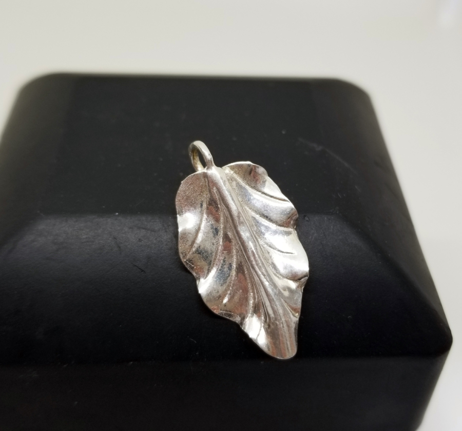 YAPRAK FORMUNDA YAPILMIŞ GÜMÜŞ KOLYE UCU