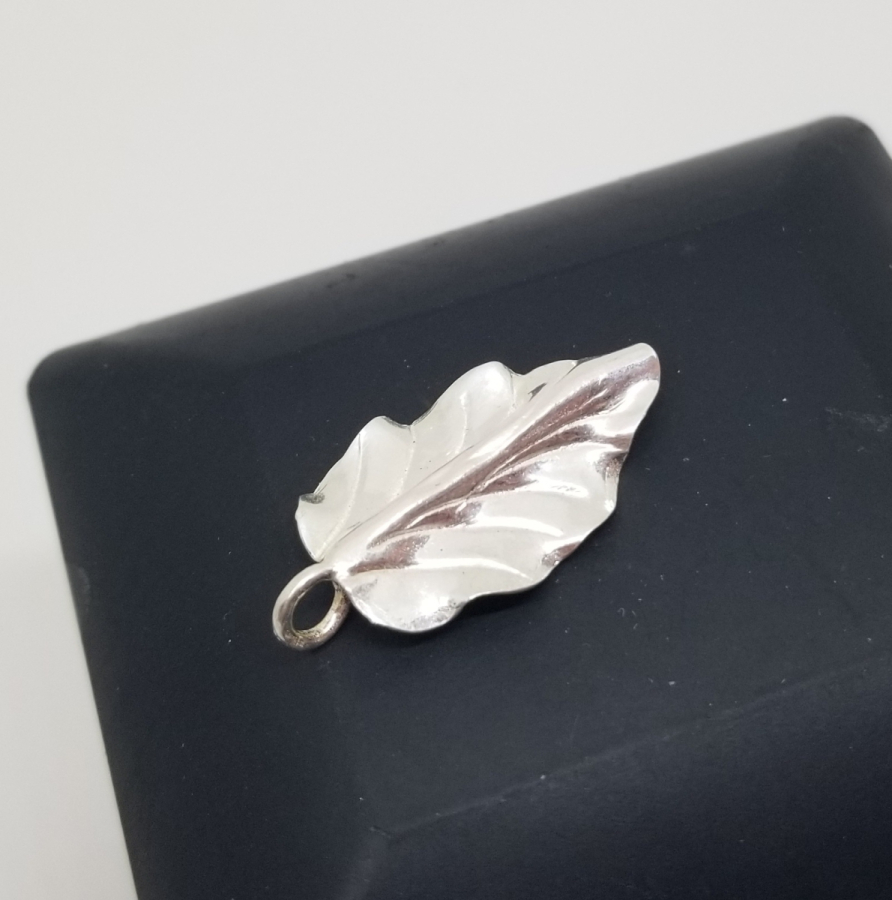 YAPRAK FORMUNDA YAPILMIŞ GÜMÜŞ KOLYE UCU