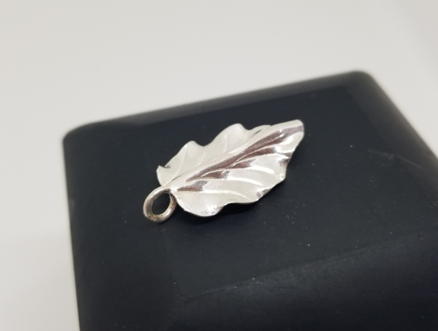 YAPRAK FORMUNDA YAPILMIŞ GÜMÜŞ KOLYE UCU