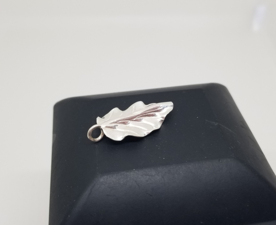 YAPRAK FORMUNDA YAPILMIŞ GÜMÜŞ KOLYE UCU