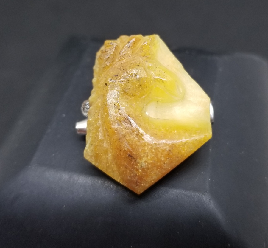 KAYA DAMLA KEHRİBARDAN YAPILMIŞ BROŞ