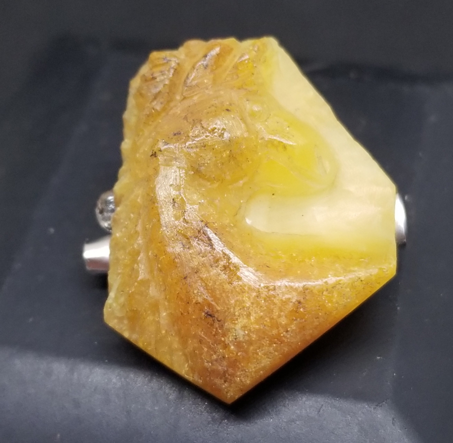 KAYA DAMLA KEHRİBARDAN YAPILMIŞ BROŞ