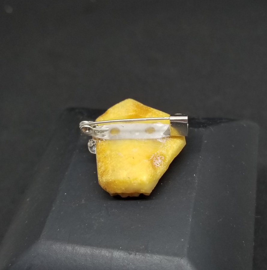 KAYA DAMLA KEHRİBARDAN YAPILMIŞ BROŞ