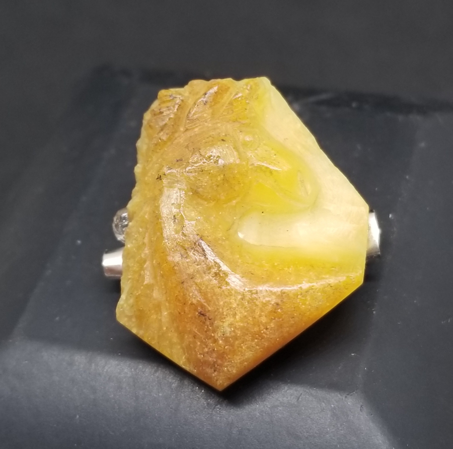 KAYA DAMLA KEHRİBARDAN YAPILMIŞ BROŞ