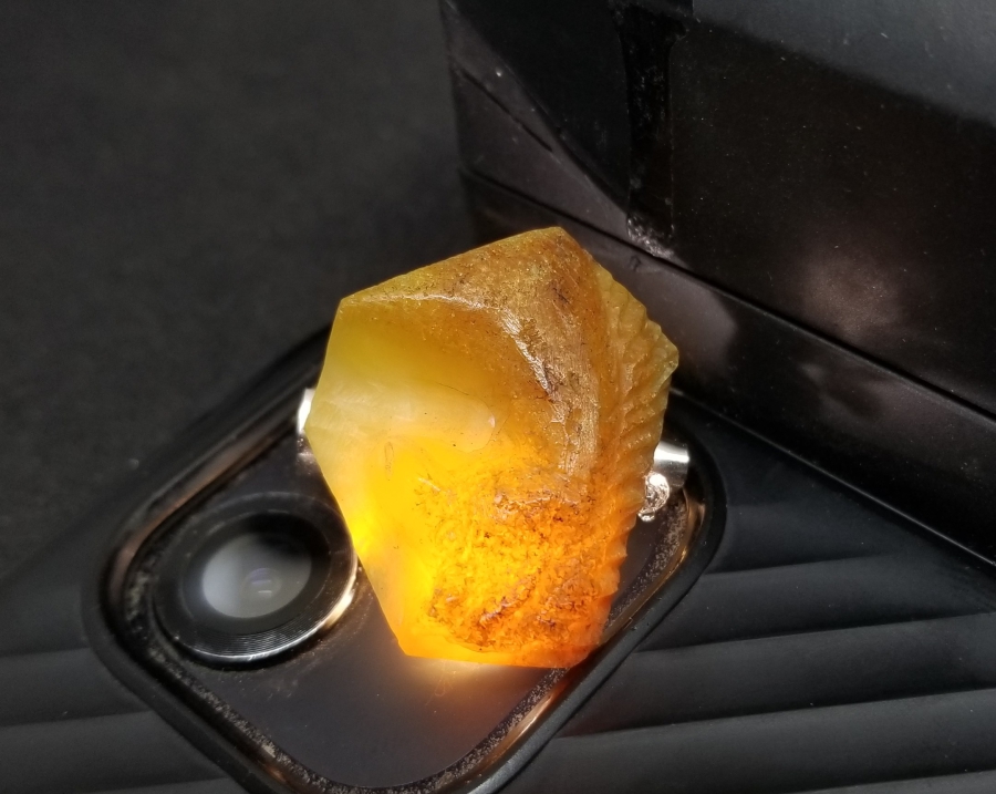 KAYA DAMLA KEHRİBARDAN YAPILMIŞ BROŞ