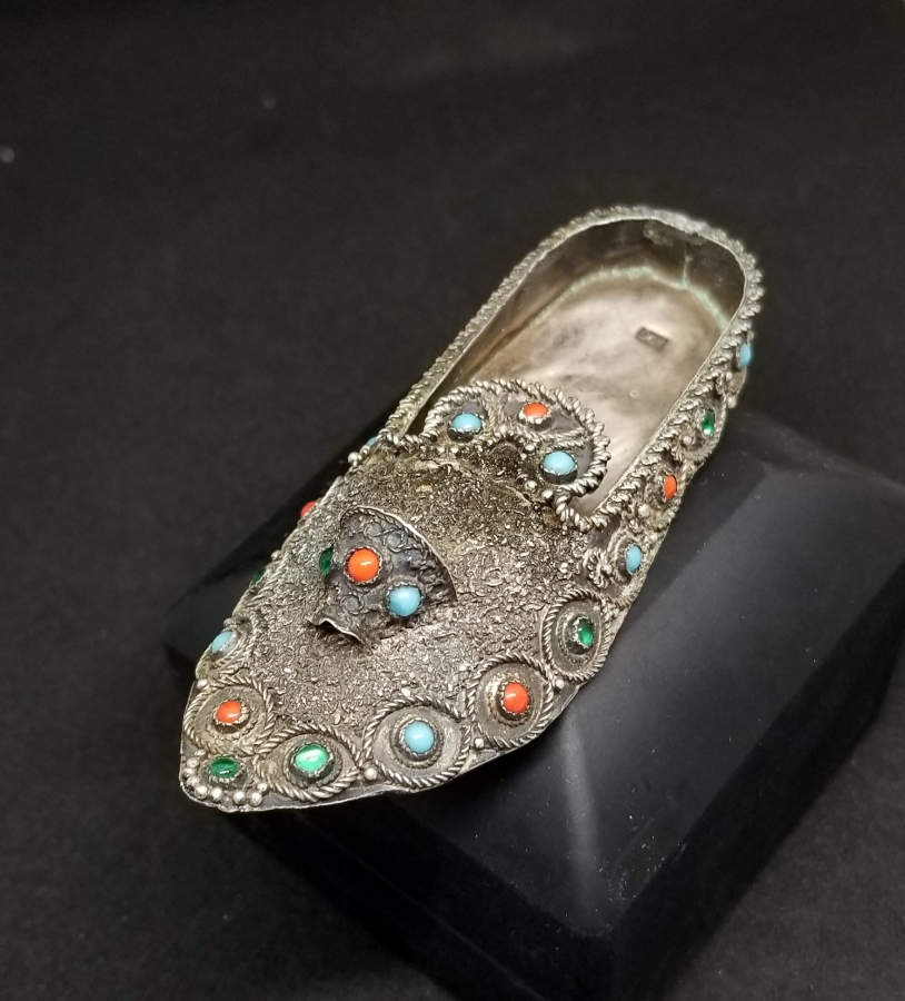 KABARTMA İŞÇİLİKLİ ÇARIK FORMUNDA YAPILMIŞ ANTİKA GÜMÜŞ BİBLO