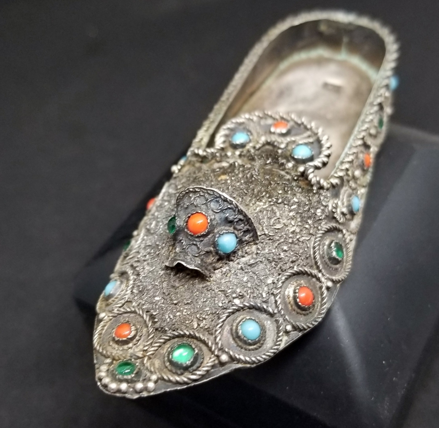 KABARTMA İŞÇİLİKLİ ÇARIK FORMUNDA YAPILMIŞ ANTİKA GÜMÜŞ BİBLO