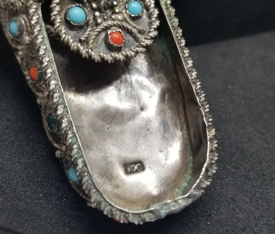 KABARTMA İŞÇİLİKLİ ÇARIK FORMUNDA YAPILMIŞ ANTİKA GÜMÜŞ BİBLO