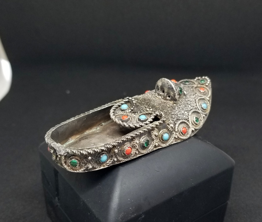 KABARTMA İŞÇİLİKLİ ÇARIK FORMUNDA YAPILMIŞ ANTİKA GÜMÜŞ BİBLO