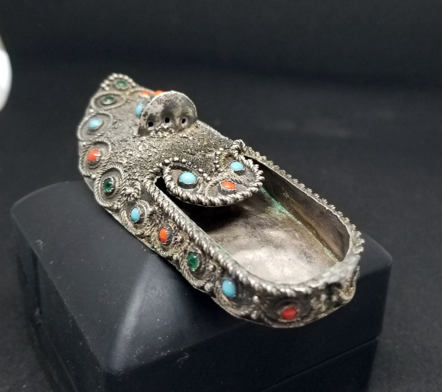 KABARTMA İŞÇİLİKLİ ÇARIK FORMUNDA YAPILMIŞ ANTİKA GÜMÜŞ BİBLO