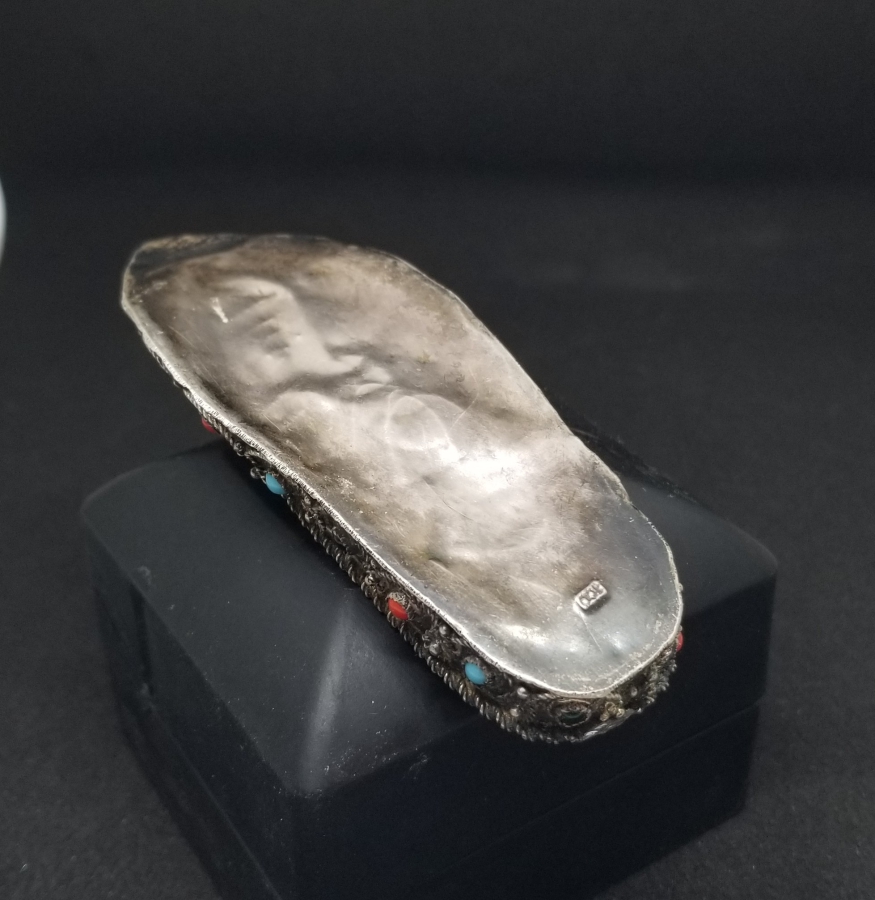 KABARTMA İŞÇİLİKLİ ÇARIK FORMUNDA YAPILMIŞ ANTİKA GÜMÜŞ BİBLO