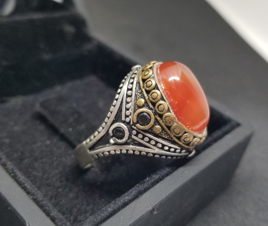 AKİK TAŞLI VE KABARTMA İŞÇİLİKLİ GÜMÜŞ YÜZÜK