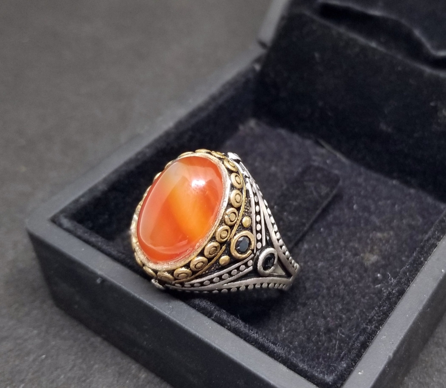 AKİK TAŞLI VE KABARTMA İŞÇİLİKLİ GÜMÜŞ YÜZÜK