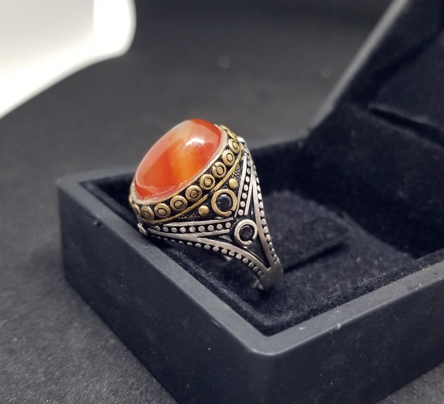 AKİK TAŞLI VE KABARTMA İŞÇİLİKLİ GÜMÜŞ YÜZÜK