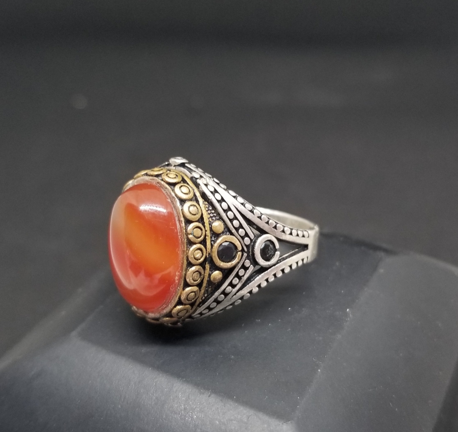 AKİK TAŞLI VE KABARTMA İŞÇİLİKLİ GÜMÜŞ YÜZÜK