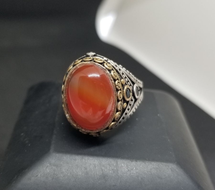 AKİK TAŞLI VE KABARTMA İŞÇİLİKLİ GÜMÜŞ YÜZÜK