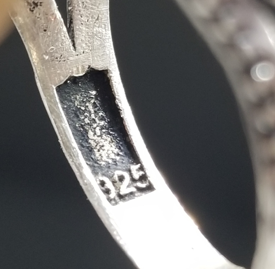 AKİK TAŞLI VE KABARTMA İŞÇİLİKLİ GÜMÜŞ YÜZÜK