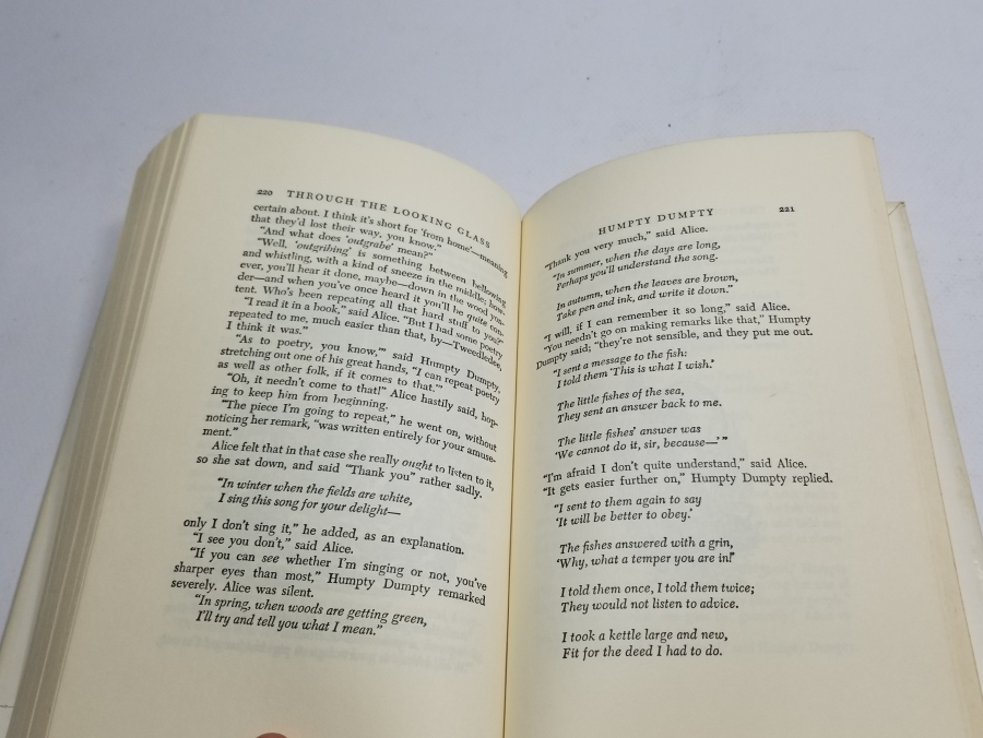 İNGİLİZCE ALİCE HARİKALAR DİYARINDA İSİMLİ KİTAP