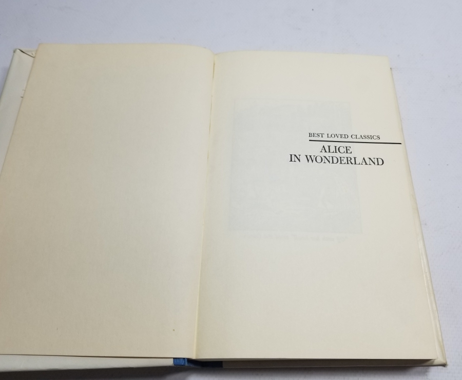 İNGİLİZCE ALİCE HARİKALAR DİYARINDA İSİMLİ KİTAP