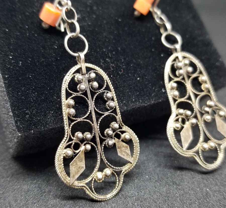 OSMANLI DÖNEMİ MERCANLI VE GÜHERZE İŞÇİLİKLİ RUMİ FORMLU GÜMÜŞ KÜPE