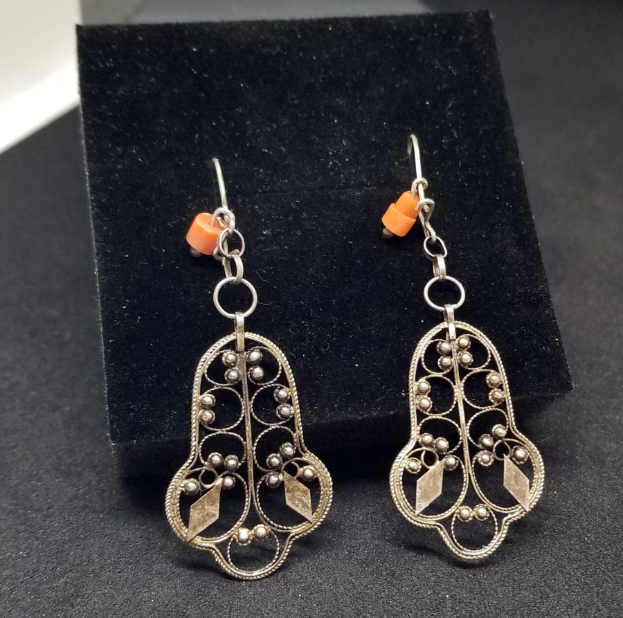 OSMANLI DÖNEMİ MERCANLI VE GÜHERZE İŞÇİLİKLİ RUMİ FORMLU GÜMÜŞ KÜPE