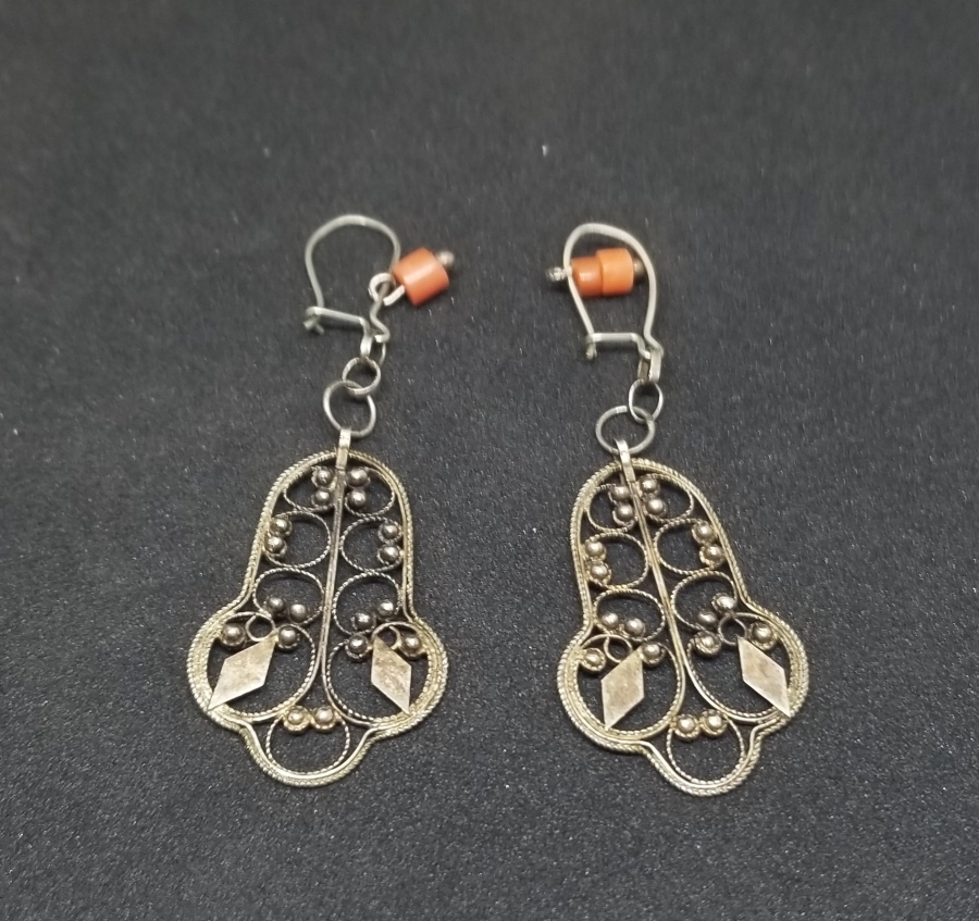 OSMANLI DÖNEMİ MERCANLI VE GÜHERZE İŞÇİLİKLİ RUMİ FORMLU GÜMÜŞ KÜPE