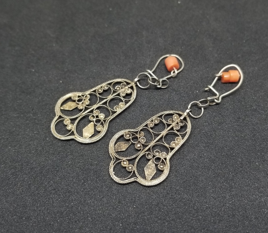 OSMANLI DÖNEMİ MERCANLI VE GÜHERZE İŞÇİLİKLİ RUMİ FORMLU GÜMÜŞ KÜPE