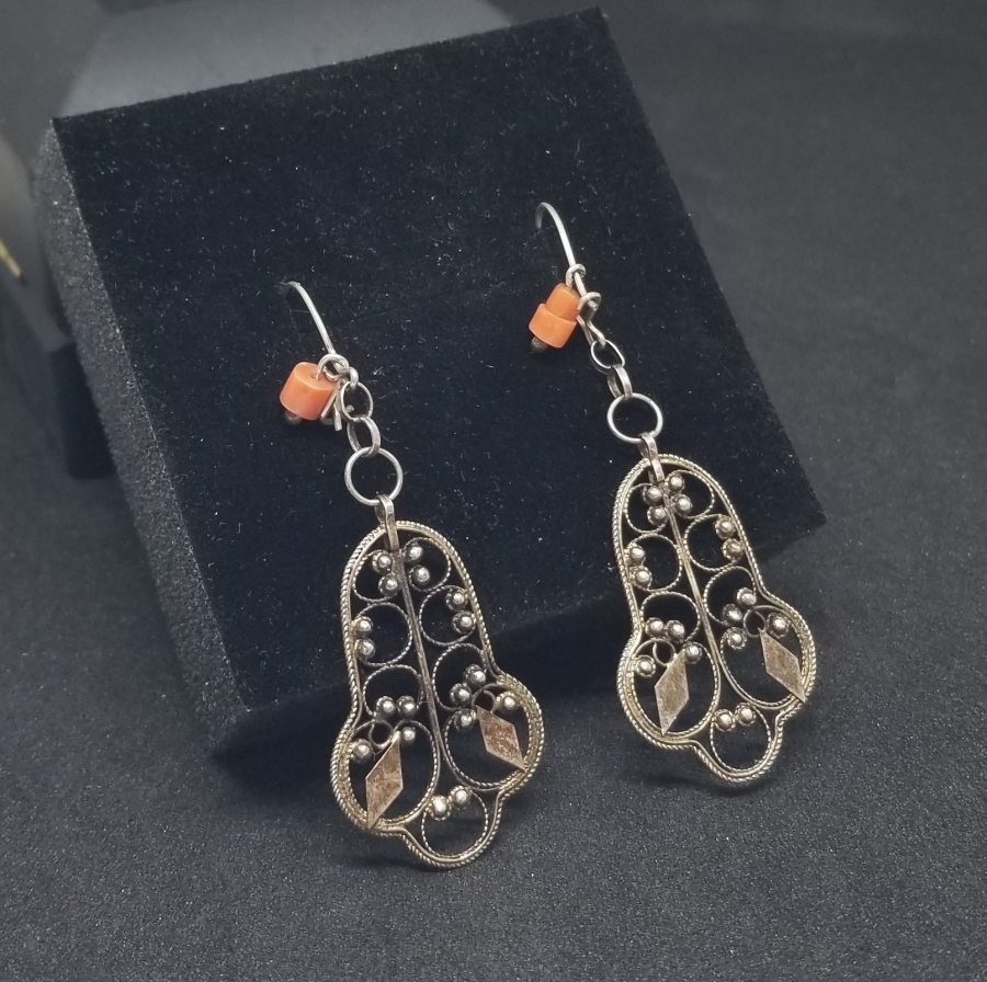 OSMANLI DÖNEMİ MERCANLI VE GÜHERZE İŞÇİLİKLİ RUMİ FORMLU GÜMÜŞ KÜPE