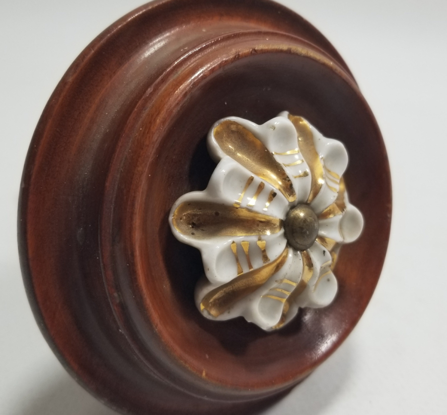 AHŞAP ÜZERİ ALTIN VERMEYLİ PORSELEN APLİKLİ OSMANLI DÖNEMİ NADİR KAPI KOLU