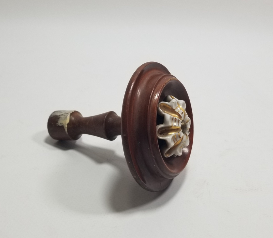 AHŞAP ÜZERİ ALTIN VERMEYLİ PORSELEN APLİKLİ OSMANLI DÖNEMİ NADİR KAPI KOLU