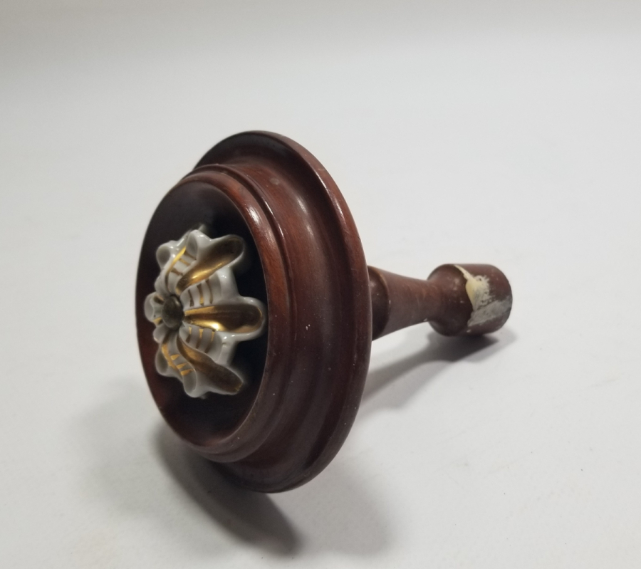 AHŞAP ÜZERİ ALTIN VERMEYLİ PORSELEN APLİKLİ OSMANLI DÖNEMİ NADİR KAPI KOLU