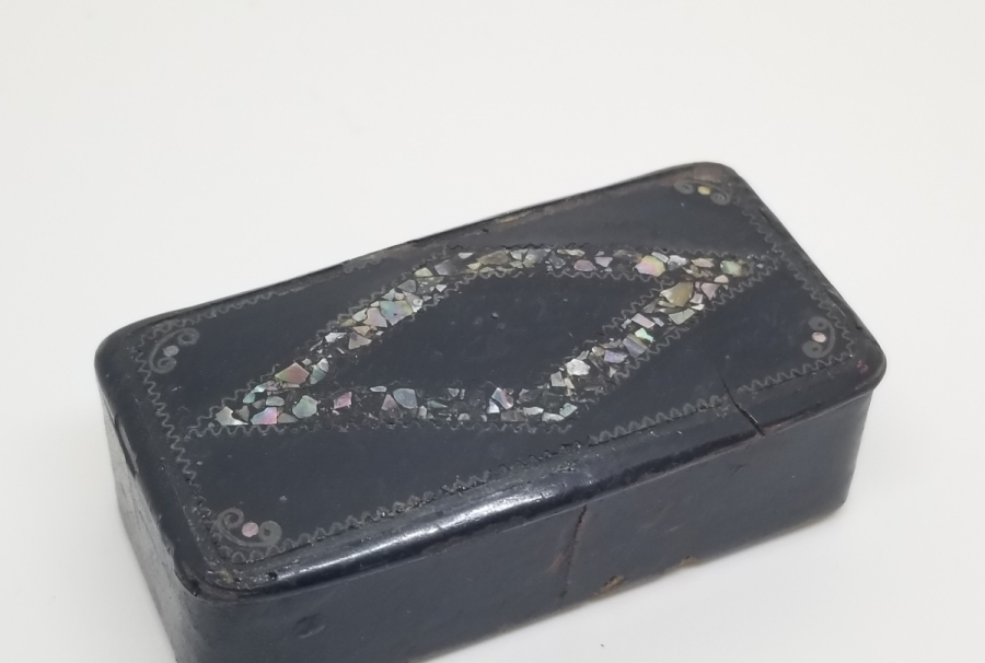 OSMANLI DÖNEMİ SEDEF İŞÇİLİKLİ PAPİER MACHE ENFİYE KUTUSU