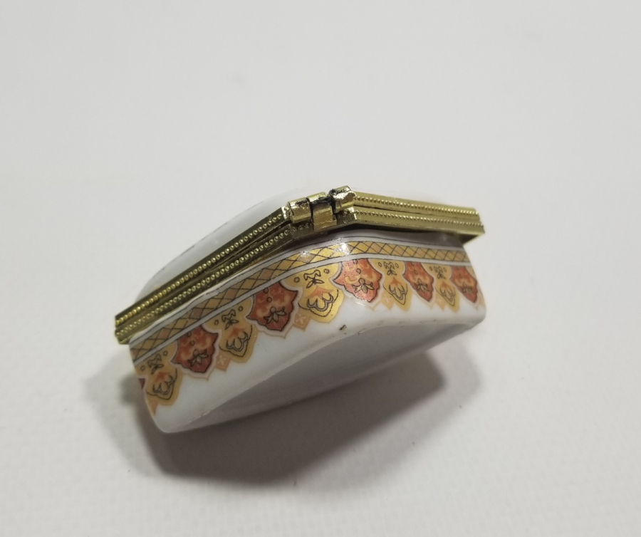 ÜZERİNDE MAŞALLAH YAZILI ANTİKA KAPAKLI PORSELEN KUTU