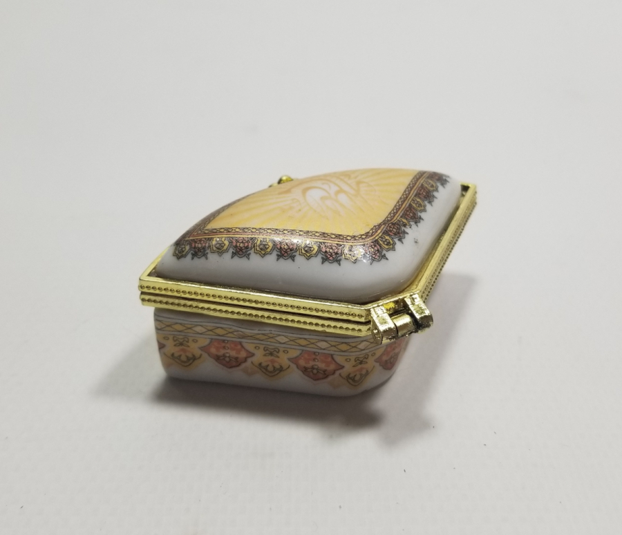 ÜZERİNDE MAŞALLAH YAZILI ANTİKA KAPAKLI PORSELEN KUTU