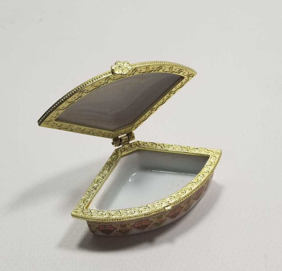 ÜZERİNDE MAŞALLAH YAZILI ANTİKA KAPAKLI PORSELEN KUTU