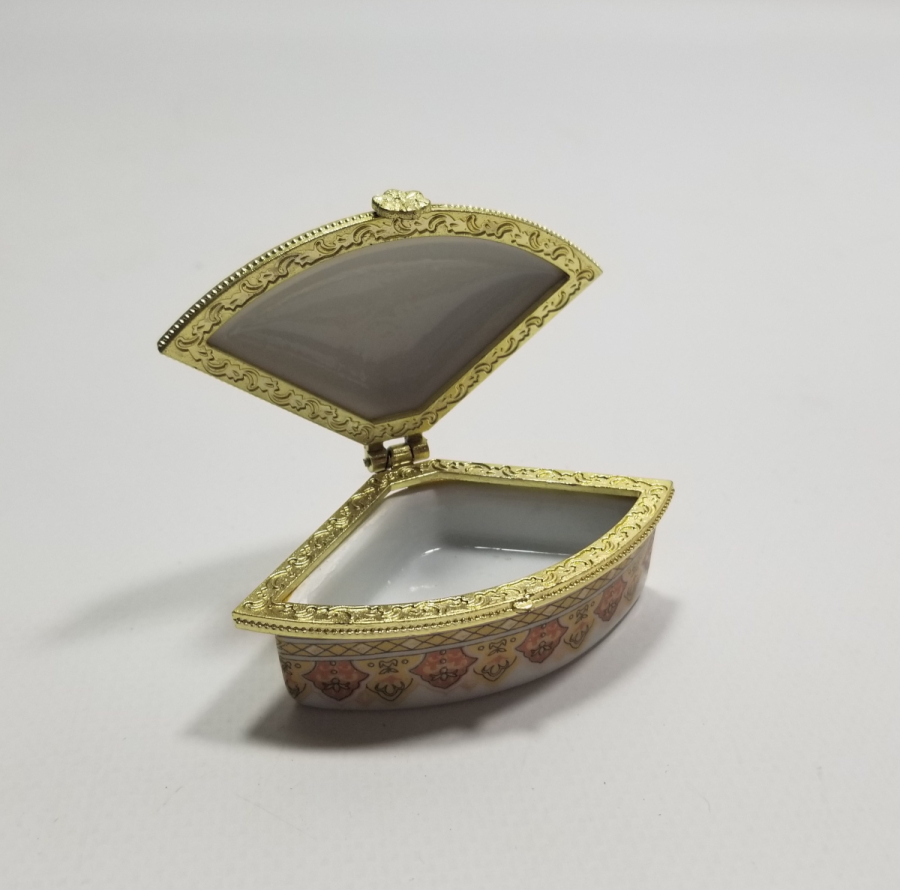 ÜZERİNDE MAŞALLAH YAZILI ANTİKA KAPAKLI PORSELEN KUTU