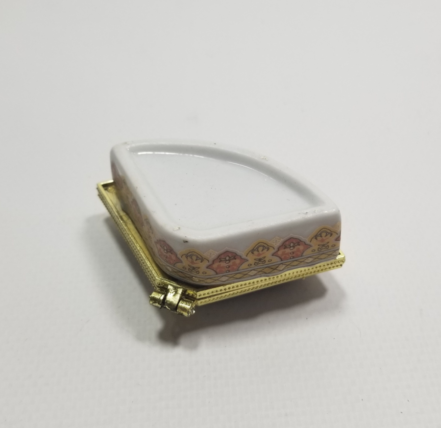 ÜZERİNDE MAŞALLAH YAZILI ANTİKA KAPAKLI PORSELEN KUTU