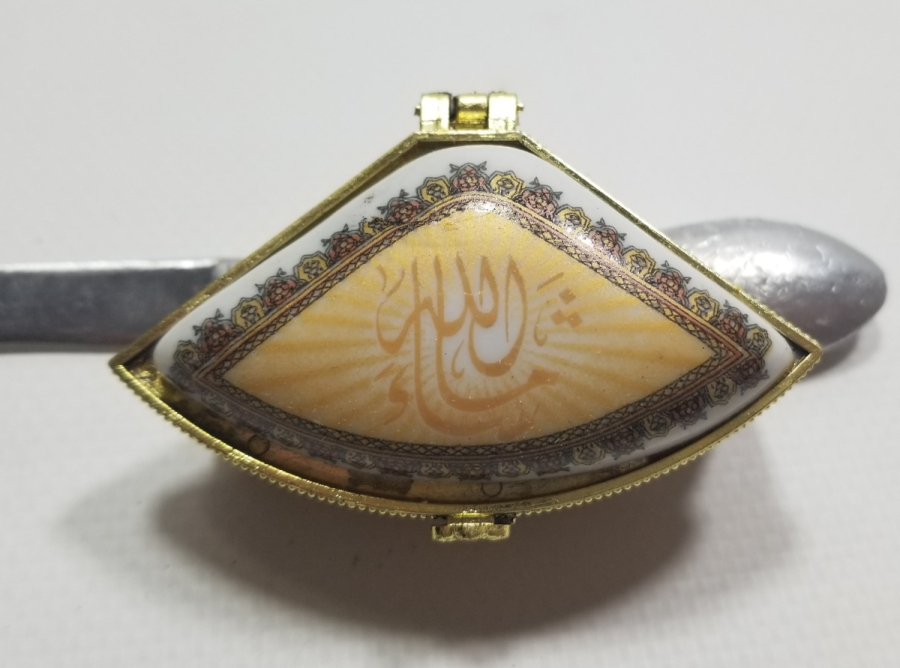 ÜZERİNDE MAŞALLAH YAZILI ANTİKA KAPAKLI PORSELEN KUTU