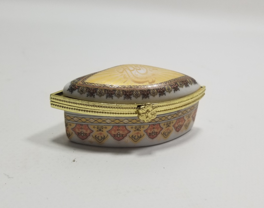 ÜZERİNDE MAŞALLAH YAZILI ANTİKA KAPAKLI PORSELEN KUTU