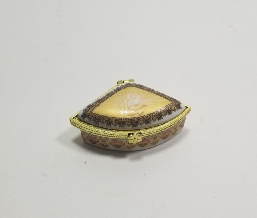 ÜZERİNDE MAŞALLAH YAZILI ANTİKA KAPAKLI PORSELEN KUTU