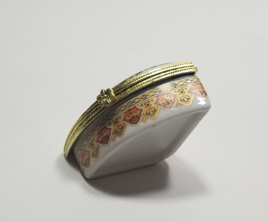 ÜZERİNDE MAŞALLAH YAZILI ANTİKA KAPAKLI PORSELEN KUTU