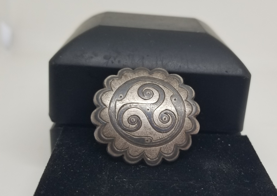 ÜZERİ ÇARKIFELEKLİ OSMANLI DÖNEMİ SAVATLI GÜMÜŞ DÜĞME