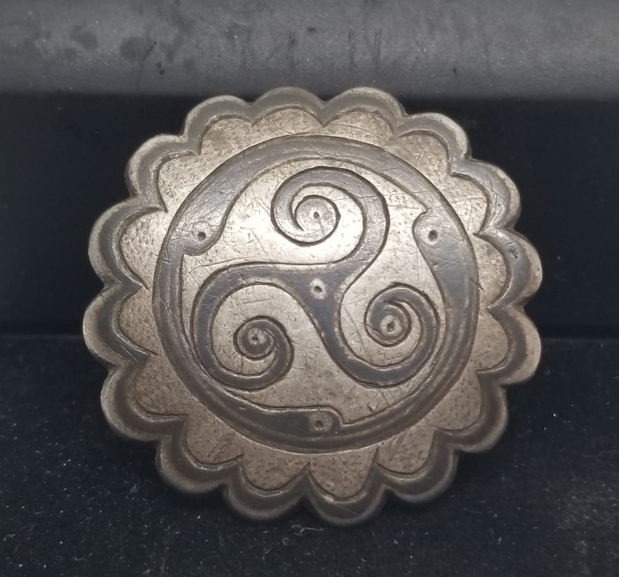 ÜZERİ ÇARKIFELEKLİ OSMANLI DÖNEMİ SAVATLI GÜMÜŞ DÜĞME
