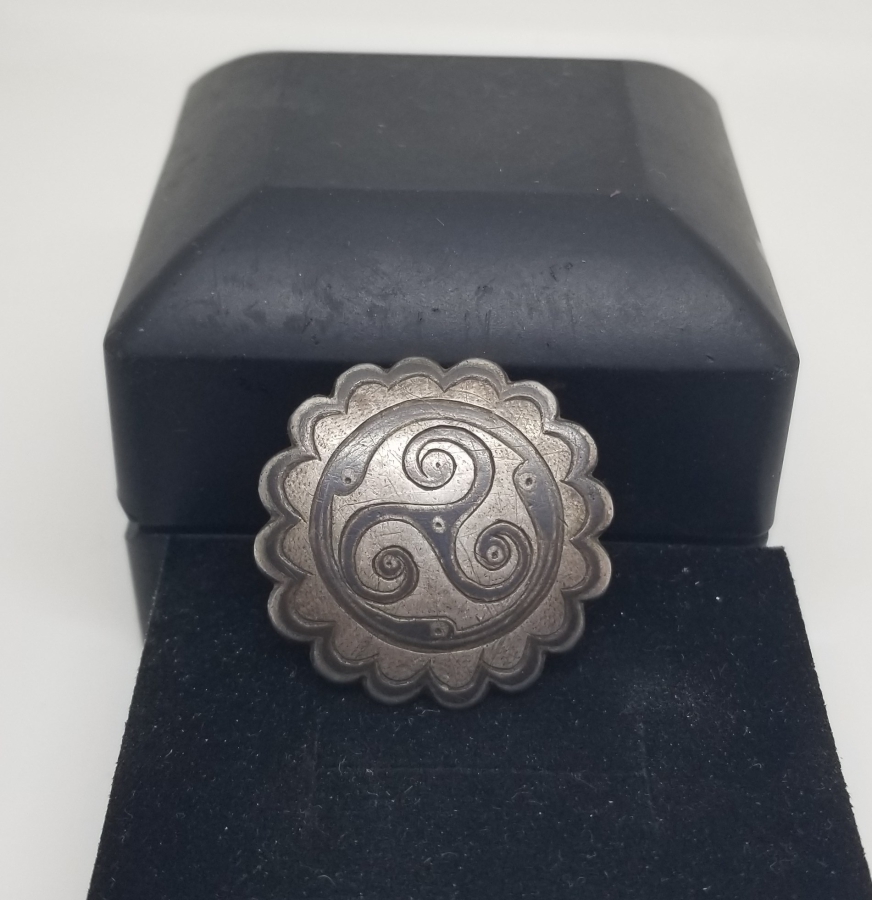 ÜZERİ ÇARKIFELEKLİ OSMANLI DÖNEMİ SAVATLI GÜMÜŞ DÜĞME