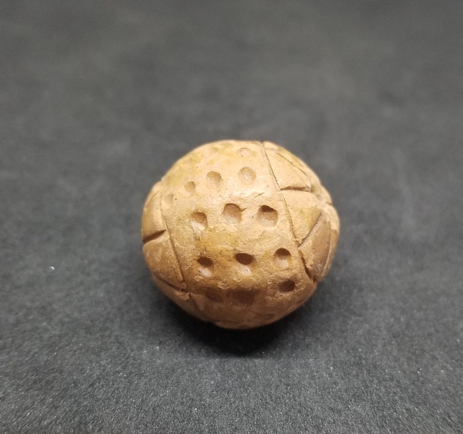 İKİ UCU DERVİŞ SİKKESİ FORMUNDA OSMANLI DÖNEMİ KABE TOPRAĞINDAN YAPILMIŞ TESPİH HABBESİ