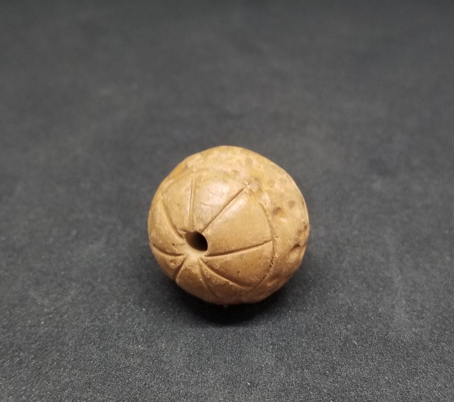 İKİ UCU DERVİŞ SİKKESİ FORMUNDA OSMANLI DÖNEMİ KABE TOPRAĞINDAN YAPILMIŞ TESPİH HABBESİ